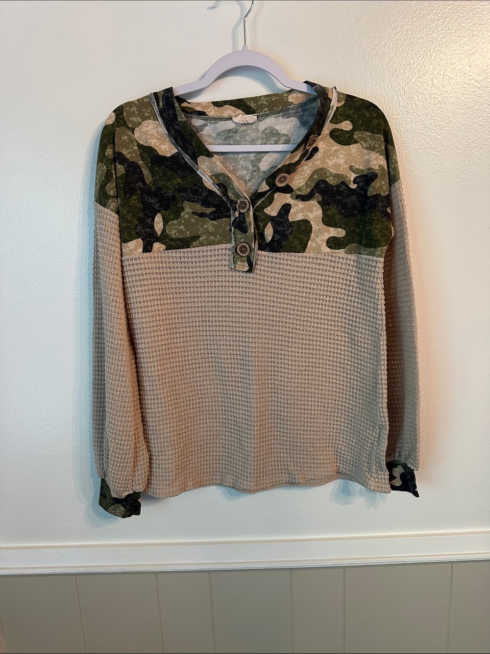 BiBi Beige and Olive Camouflage Waffle-Knit Henley Top size small